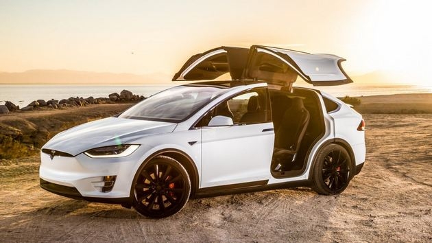 Идеальная машина? Пара заснула в Tesla Model X на скорости 90 км/ч