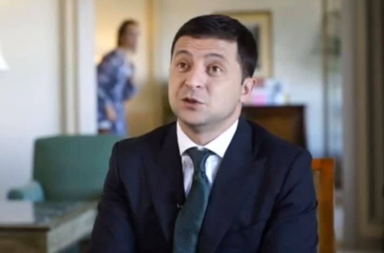 Махала руками, бумагами: Пресс-секретарь оконфузилась за спиной Зеленского в Японии...Мендель, одним словом)))