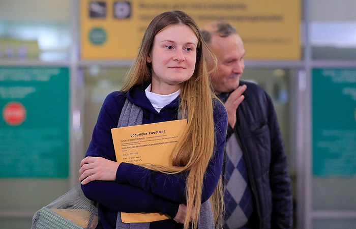 Американцы пытали шпионку Бутину своими орешками. И трогали за рукав