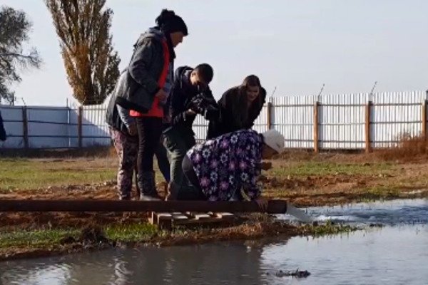 Открытие артезианских скважин в Крыму стало пропагандистским позором: жители пьют из лужи и черпают воду ведрами (ВИДЕО)