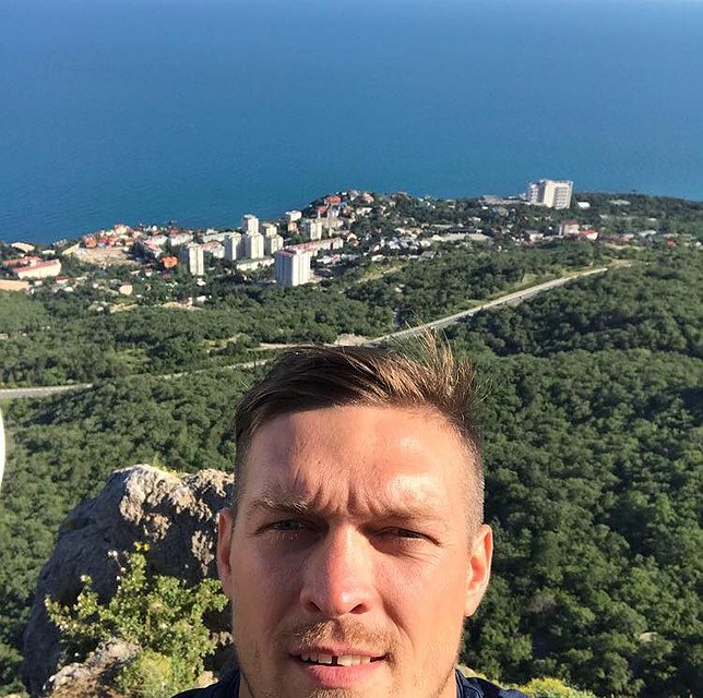 Усик прилетел в Симферополь и показал, чей Крым (Видео)