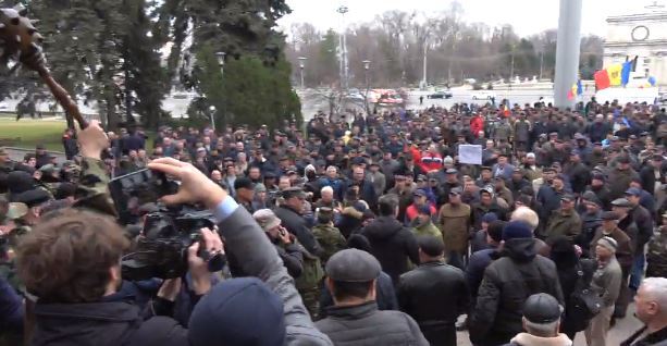 В Молдове штурмовали Кабмин из-за курса на Россию. Фото и видео