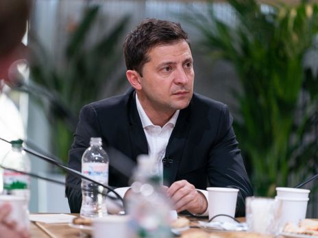 "Хочу подарить календарь". Зеленский напомнил правоохранителям о лозунге "весна придет – сажать будем"