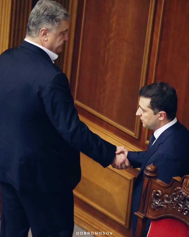 Появилось видео "суровой" беседы Зеленского и Порошенко в Раде - выражение лиц говорит само за себя