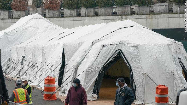 В Нью-Йорке возле больниц устанавливают временные морги, готовятся к увеличению числа умерших от COVID-19