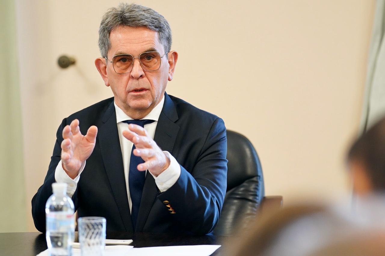 В какой стране мира министр, который списал в трупы всех граждан старше 65 лет, остался бы при своей должности? Но в Украине все именно так