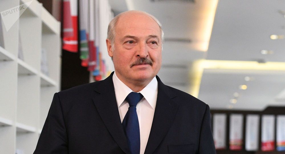 "Мы убиваем людей": Лукашенко выступил против главного метода сдерживания коронавируса