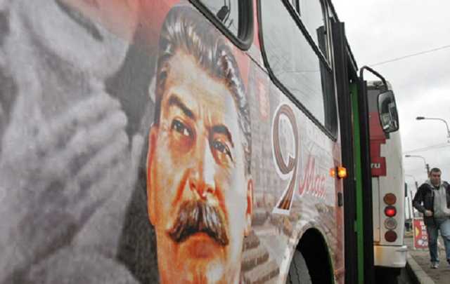 Сталин исподтишка. В то время как Украина освобождается от Ленина, Россия метит оккупированные территории Сталиным