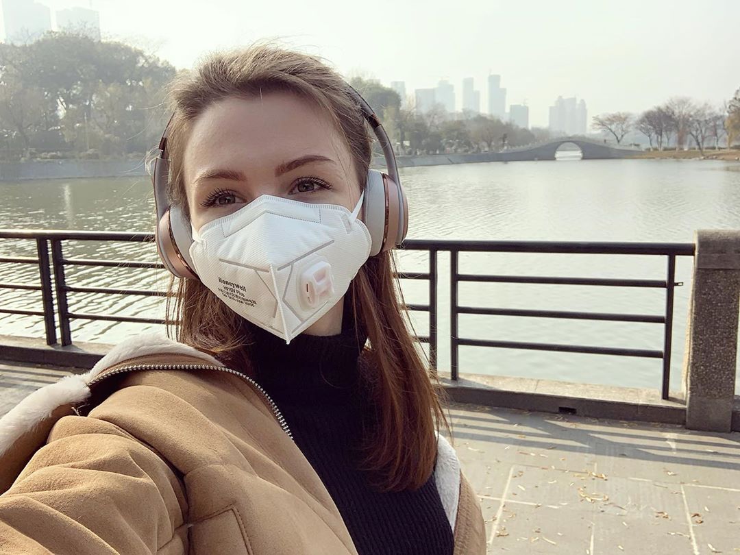 Украинка с собачкой раскрыла "секрет", как ей удалось вернуться домой из Уханя