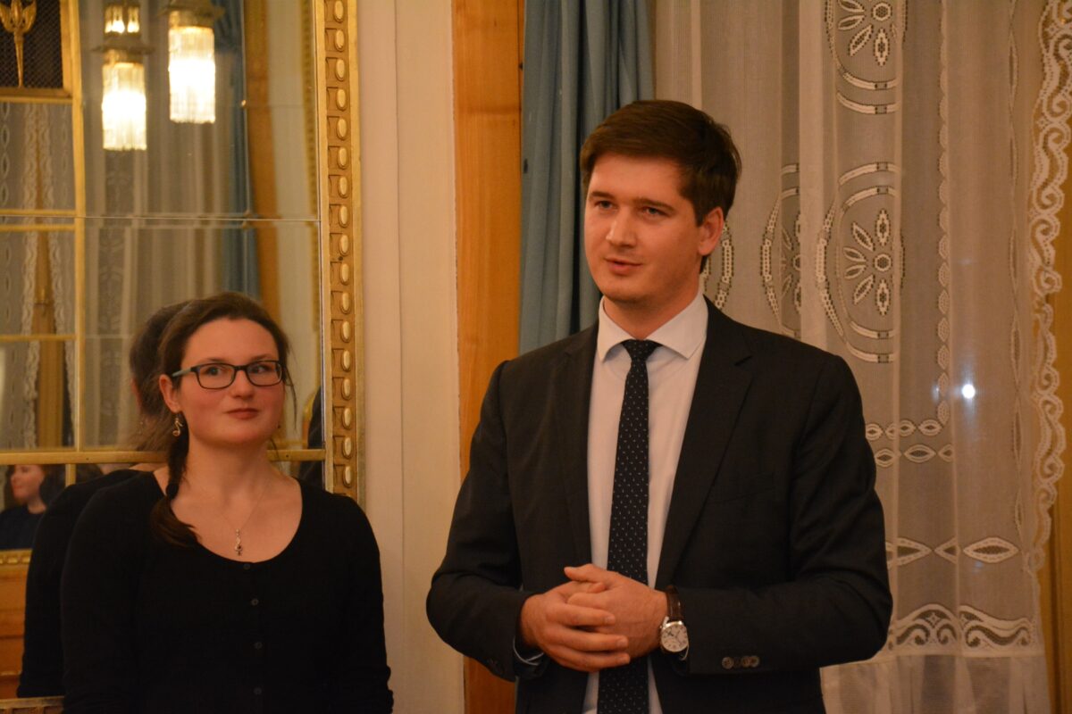 Чешские СМИ назвали имя российского дипломата, который привез яд для покушения на мэра Праги