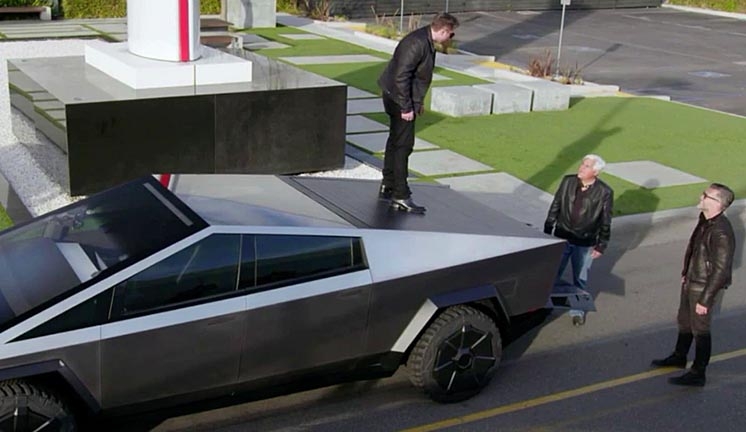 Илон Маск провел показательный тест-драйв Cybertruck