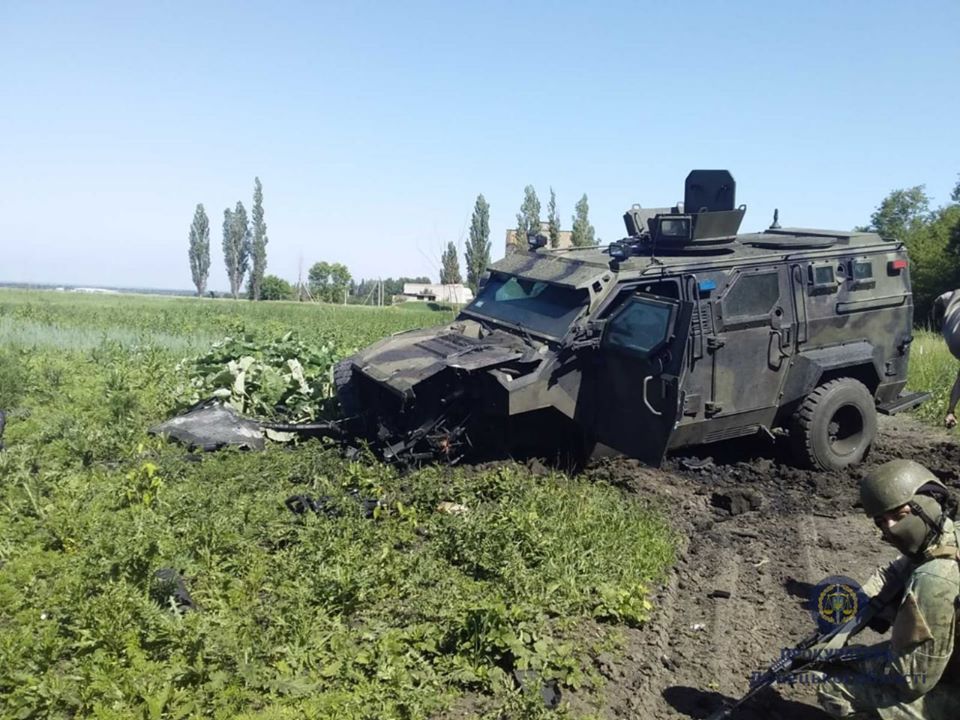 Российские диверсанты пробрались в тыл и взорвали броневик с бойцами НГУ. 10 человек ранено