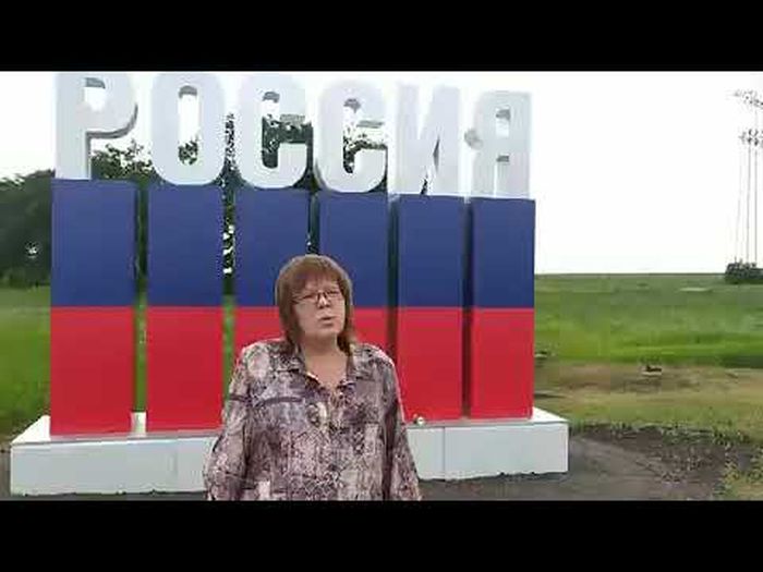 Две дебилки Майя с Клавой, пиво и "российские муравьи": поздравление с Днем России в "домбабве" (Видео)