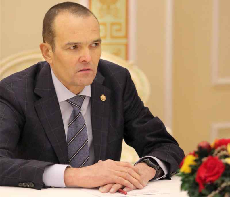 Умер чиновник, который заставил МЧС-ника прыгать за ключами (Видео)