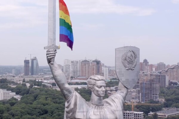 "Мать поймет и поддержит". Активисты "повесили" на меч "Родины-матери" в Киеве флаг ЛГБТ. Видео