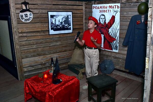 В Крыму детей нарядили в военную форму и согнали в блиндаж в честь 22 июня. Фото