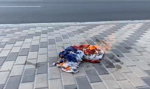 Так же будет гореть и Кремль: мэр Конотопа сжег российский флаг