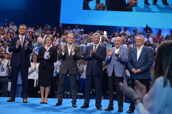 В офис партии ОПЗЖ в Полтаве бросили гранату, пострадала девушка. Видео