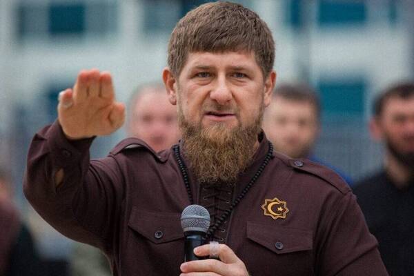 Кадыров заставил чиновников отжиматься и снял их на видео