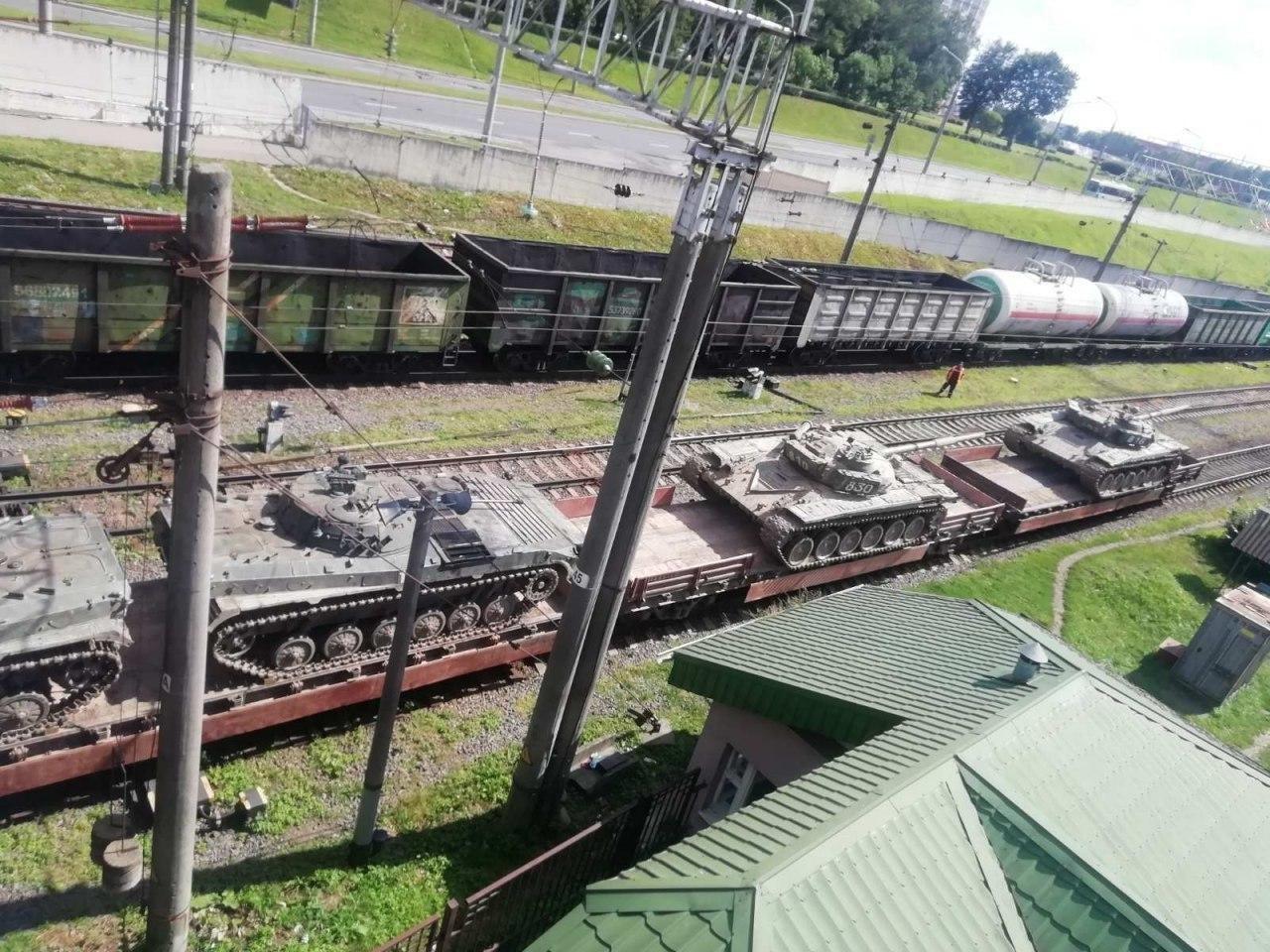 Беларусь стягивает военную технику к российской границе: кадры с колонной БТРов