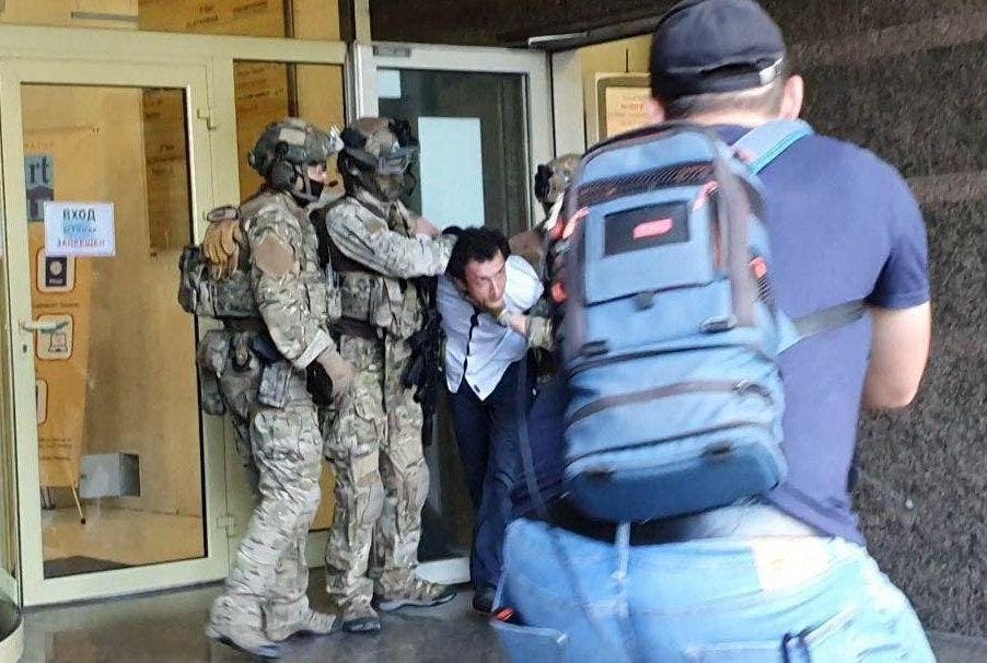 В Киеве мужчина захватил банк. Говорит, что у него бомба - террориста задержали, обошлось без взрыва