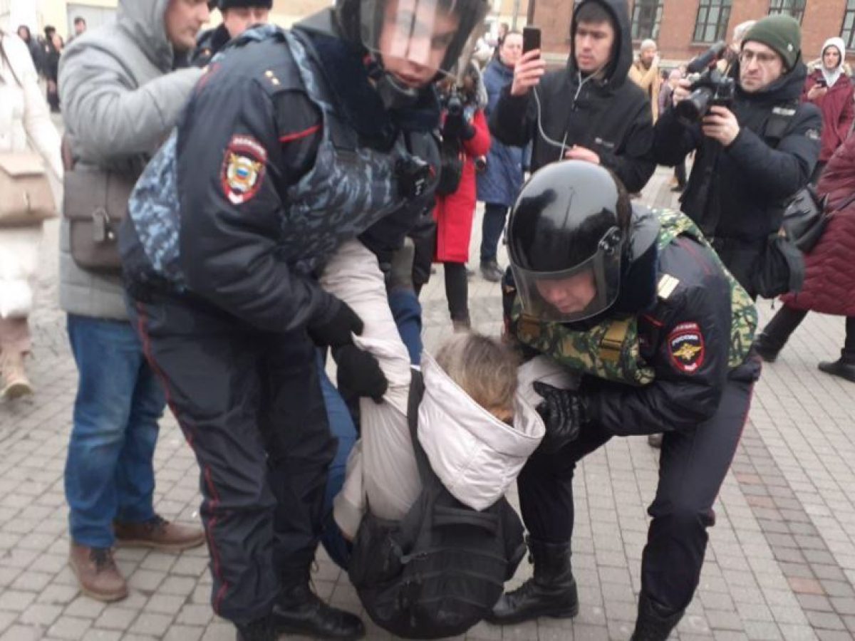 В РФ и Беларуси используется военная тактика против демонстрантов, а не полицейская
