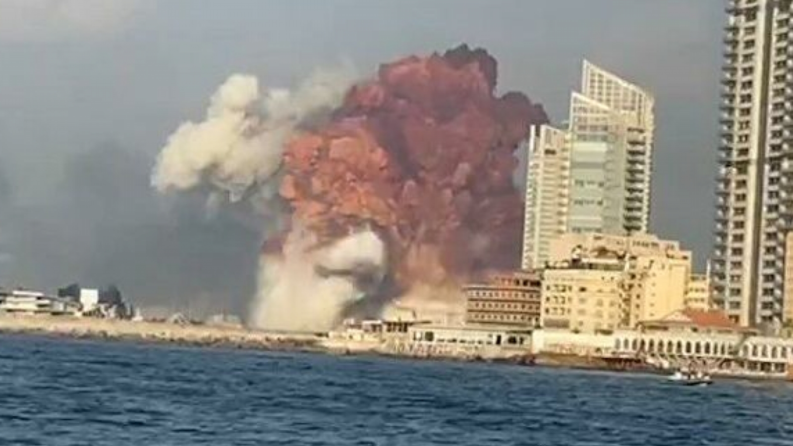В порту Бейрута прогремел мощный взрыв:  видео