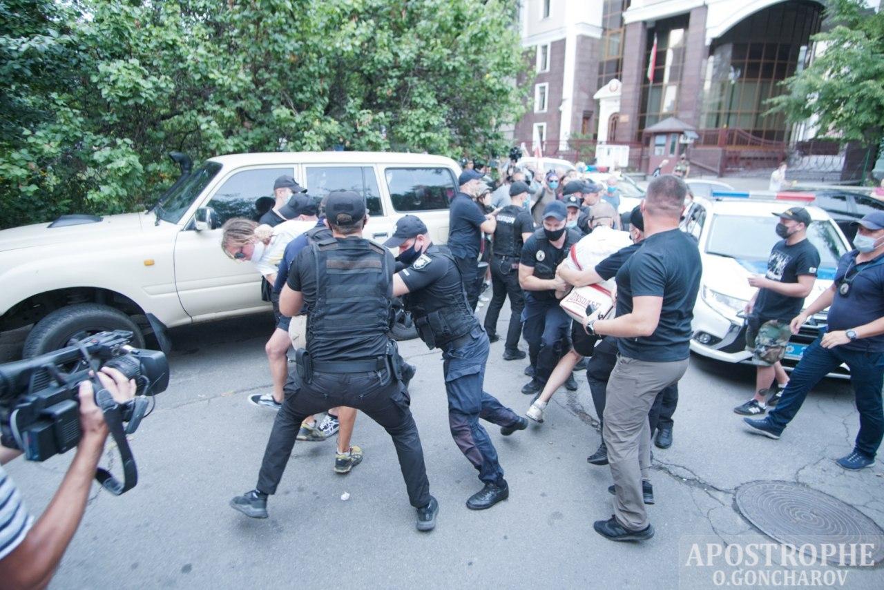 "Таракан, уходи": в Киеве устроили акцию протеста против Лукашенко - полиция жестко отреагировала (Видео)