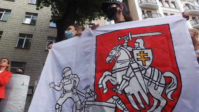 Дверь выносили ломами: под Киевом штурмовали дом "киборга" из-за резкого заявление о Лукашенко