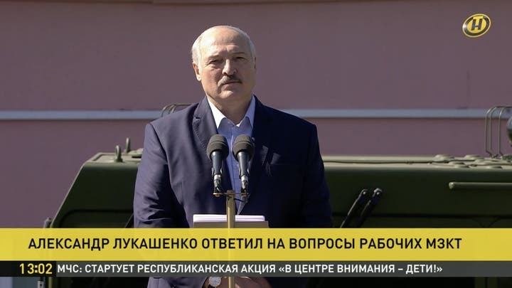 «Уходи!»: Государственный телеканал Беларуси показал в новостях, как рабочие освистали Лукашенко