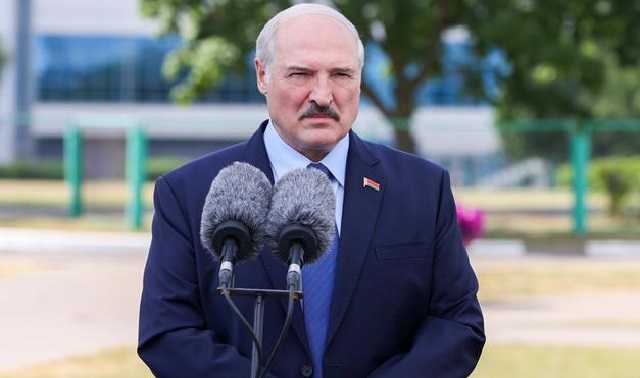 Появилось видео, как Лукашенко обиделся на рабочих, которые его освистали, и ушел