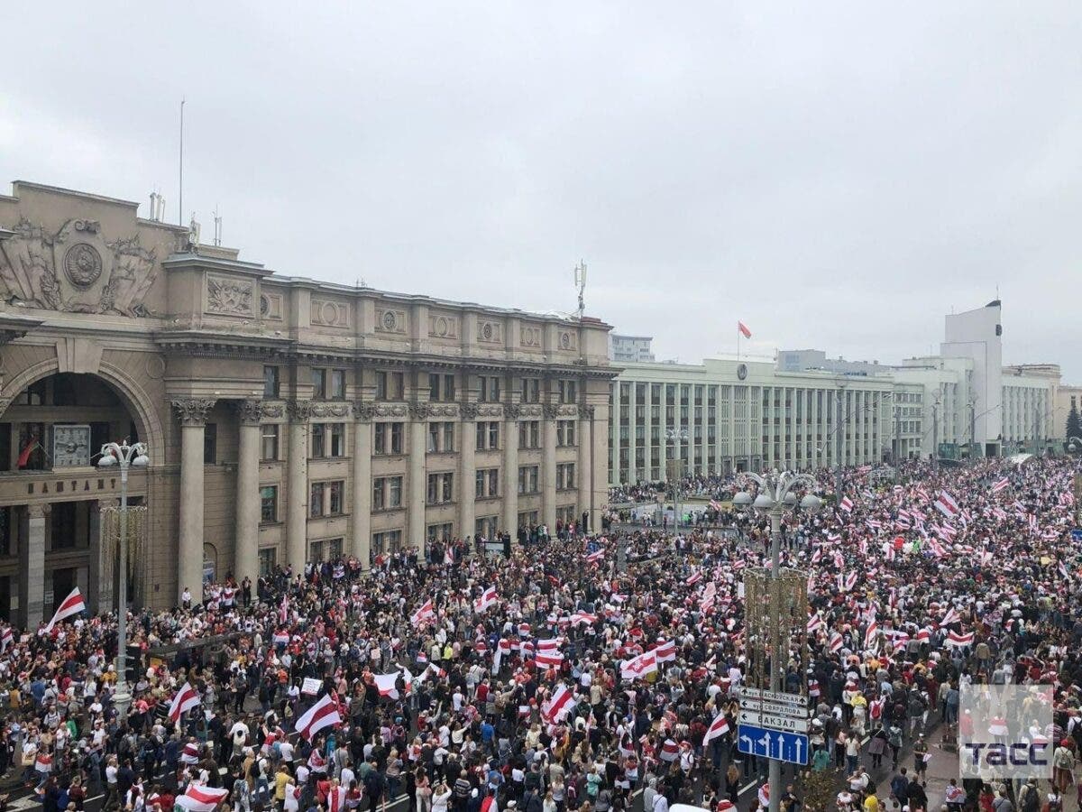 Белорусы не испугались армии: Более двухсот тысяч человек вышли на площадь в центре Минска