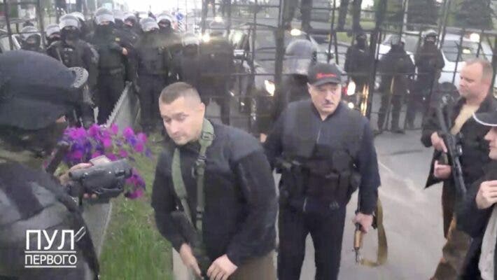 «Президент ОМОНа». «Как крысы разбежались»: Узурпатор Лукашенко с автоматом собирается стрелять в безоружных людей (Видео)