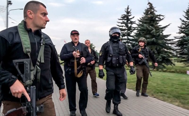 Дед поседелый нашел пулемет. За это кино - "Оскар"