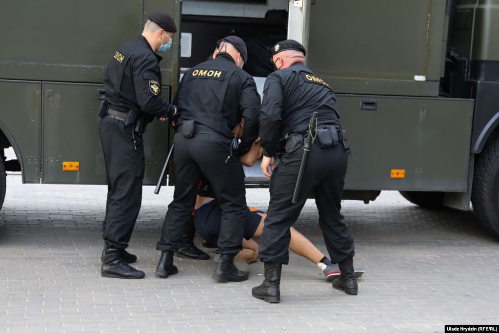 «Звук дубинок не забыть никогда» Житель Минска снял на видео избиения протестующих в автозаке