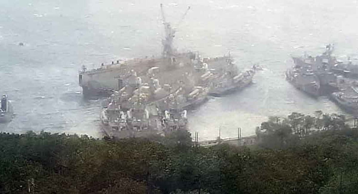 ⚡ На России из-за тайфуна плавдок протаранил подлодку и военные корабли (Видео)