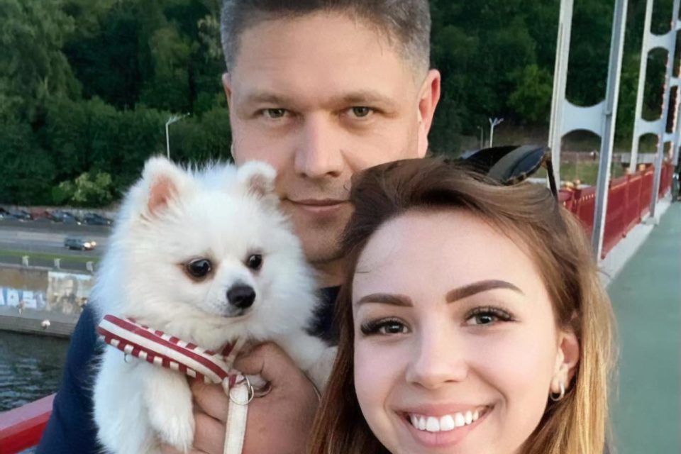 Разница в 20 лет: "девушка с собачкой" из Уханя раскрыла отношения с главой миграционной службы