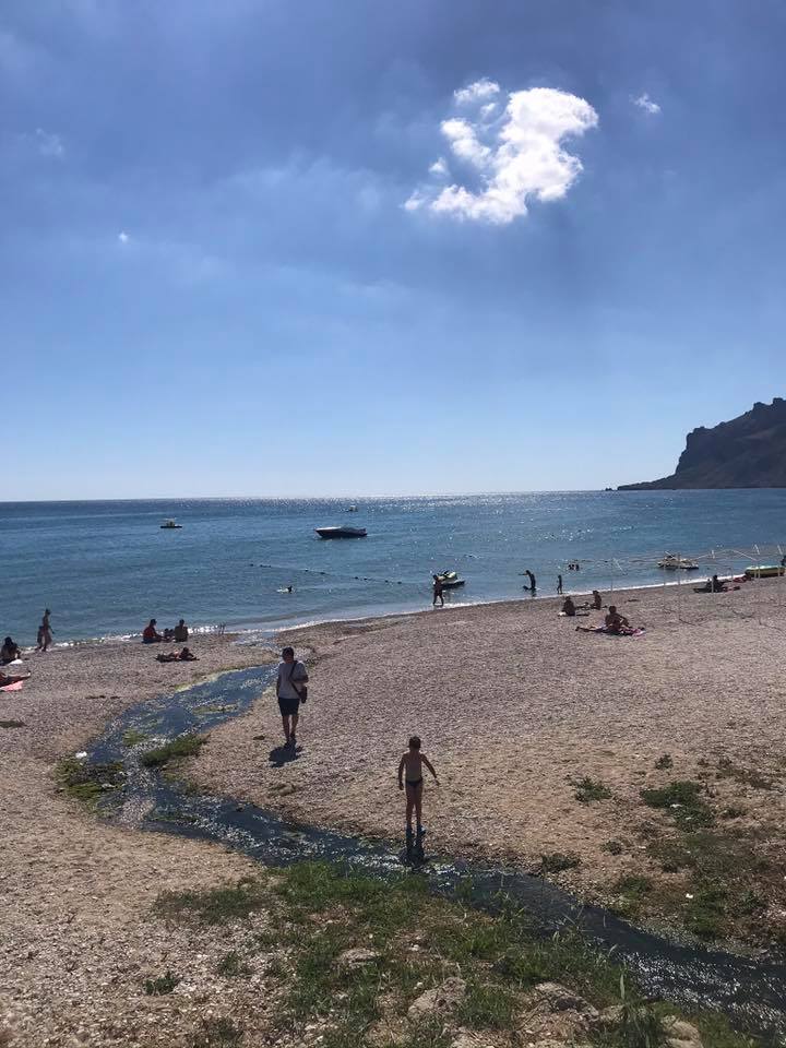 Жуткая вонь, фекалии льются в море: появились печальные фото и видео пляжа в Коктебеле