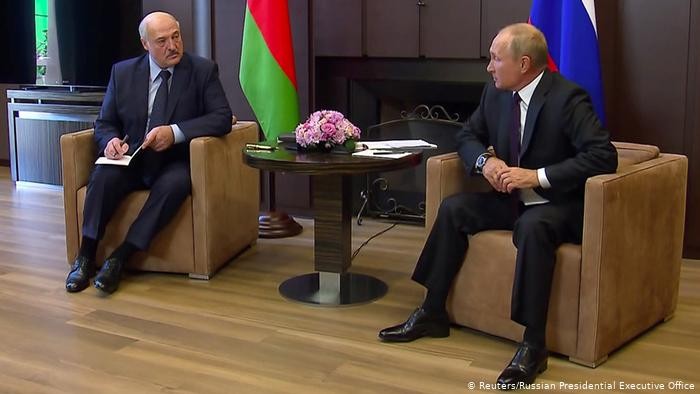 Поступок Лукашенко на встрече с Путиным вызвал насмешки в Сети: "Так делают лакеи", видео