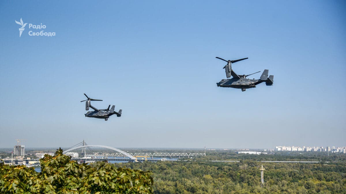 Американский спецназ на конвертопланах СV-22 Osprey пролетел над Днепром в Киеве (Видео)