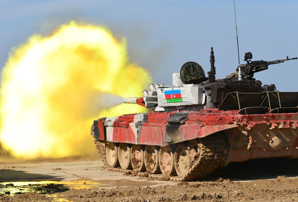 Армения и Азербайджан второй день воюют за Нагорный Карабах: счет жертв пошел на сотни.
