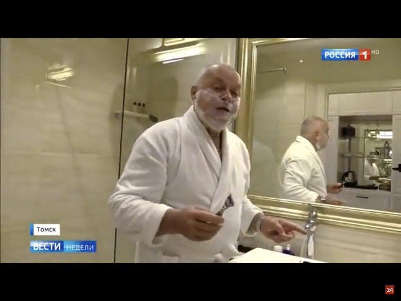 Псих в постели Навального (Видео)