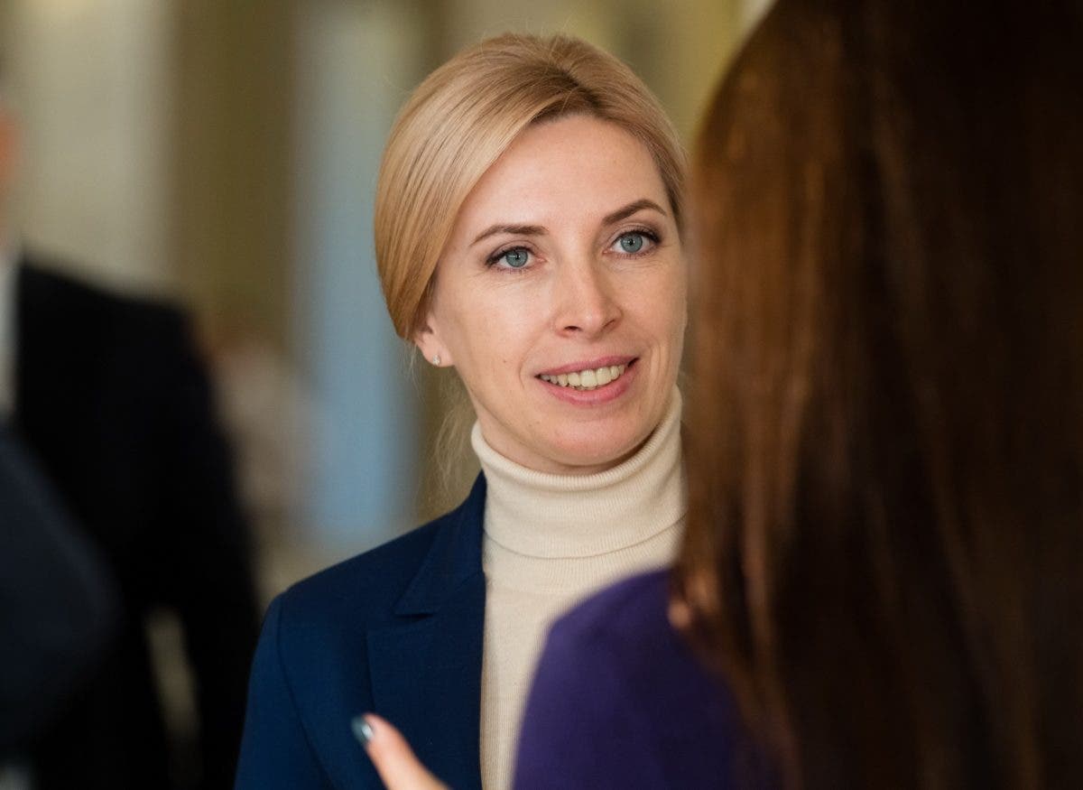 Верещук снова сняла ролик с зонтом. В этот раз она «отрастила» себе длинную руку