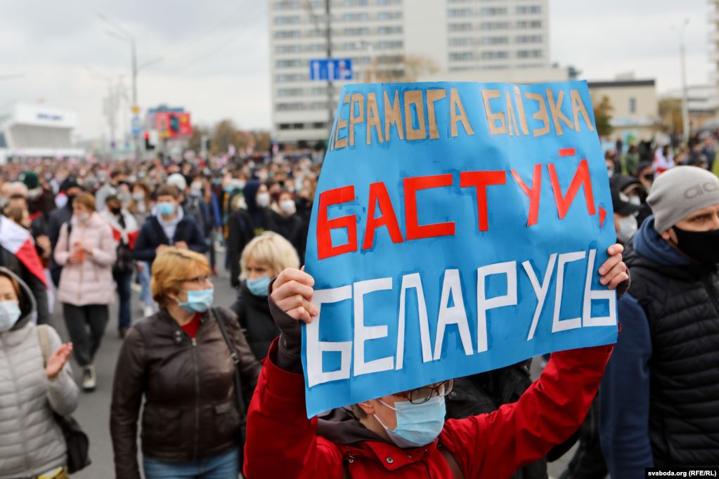 ✔️ В Минске отключили интернет, стянули спецназ и военную технику. Митинги разгоняли шумовыми гранатами. ВИДЕО