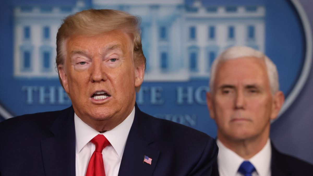 Уйти от Трампа, шепчут советники вице-президенту Пенсу