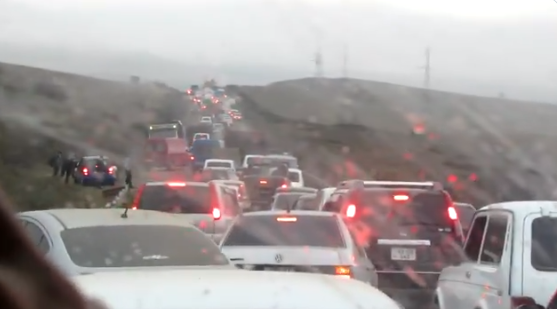 Армяне массово бегут из Степанакерта на границу с Арменией: на горной дороге сотни машин с людьми