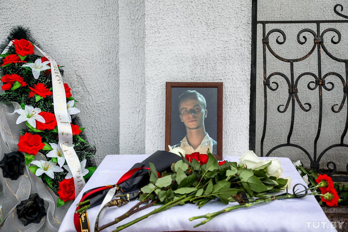 В Минске тысячи людей пришли проститься с убитым Романом Бондаренко