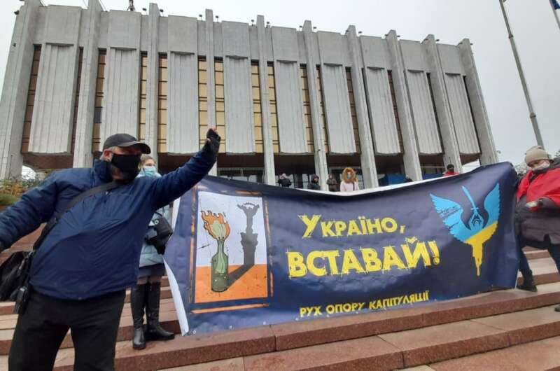 Автоколонна протестующих прибыла к "Феофании", где лечится Зеленский и привезли ему асфальт: видео
