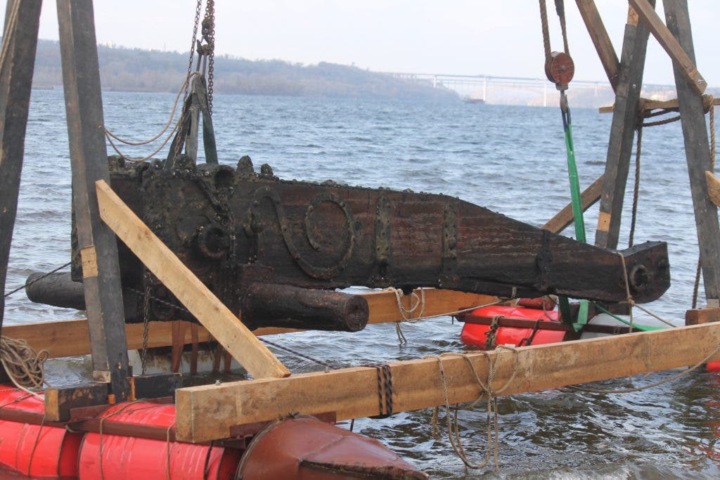 «Событие европейского масштаба»: На дне Днепра нашли пушечный лафет времен казачества