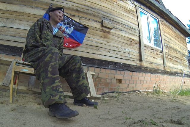 В окопах не сидят: сколько сейчас на Донбассе российских военных и чем они занимаются